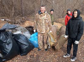 Сотрудники «Сибстекла» приняли участие в уборке Соснового бора 